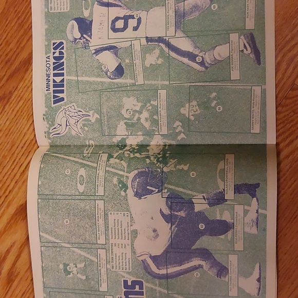 1982 Topps Football Sticker Album - Picture 5 of 8